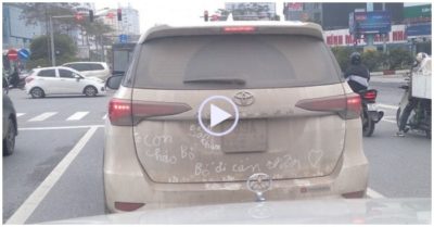Video: Chiếc ô tô phủ bụi bẩn với dòng chữ khiến nhiều người ấm lòng