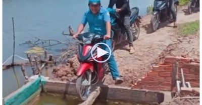 Video: ‘Thót tim’ với nhóm người đàn ông đi xe máy qua ‘cây cầu’… nhỏ nhất Việt Nam