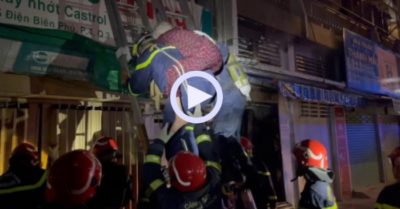 Video: Giải cứu hai bà cháu mắc kẹt trong đám cháy ở TPHCM