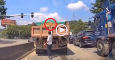 Video: Hành động nhỏ của tài xế xe ben không phải ai cũng đủ sự nhiệt tình để làm