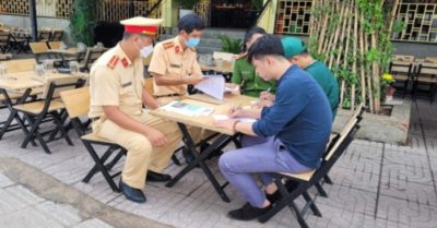CSGT TPHCM mong chủ quán nhậu báo tin khách say xỉn lái xe