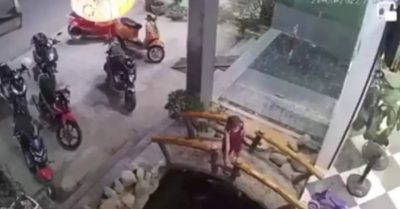 Clip: Đi uống cà phê cùng bố mẹ, bé trai rơi xuống bể cá tử vong