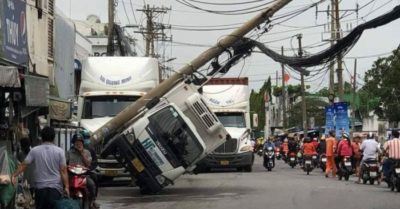 Trụ điện bất ngờ đổ hất nghiêng xe tải