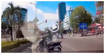 Video: Cô gái tạt ngang đường chặn ôtô để tránh nắng