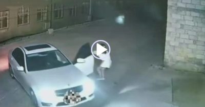 Video: Chiếc Mercedes tự lùi khi nữ tài xế xuống dẹp đường