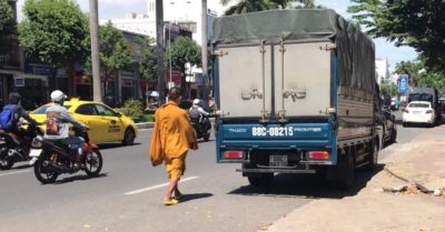 Thanh niên giả nhà sư đi khất thực, lập sổ sách nhận tiền từ các nhà hảo tâm