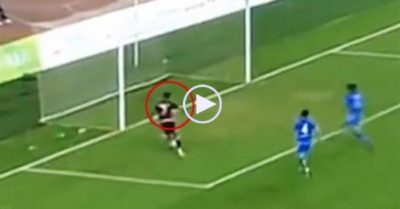 Video: Cầu thủ đối mặt khung thành trống cách 1m vẫn không ghi được bàn
