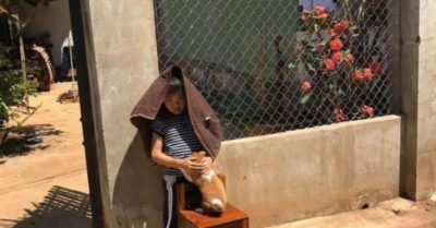 Cậu bé nhất quyết đứng ôm chú cún con giữa trưa nắng gắt vì sợ trộm bế đi mất