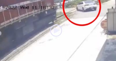Video: Nữ tài xế lái ôtô vượt đường sắt bị tàu húc văng ra xa, rồi tông sập tường nhà dân