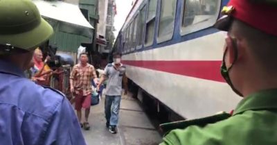 Chụp ảnh ở phố cà phê đường tàu, du khách nước ngoài gặp nạn