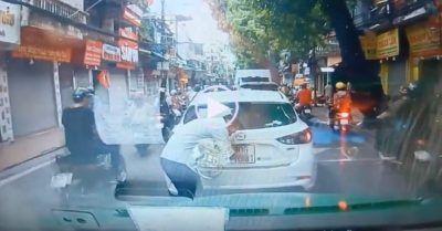 Video: Ôtô che biển số bị người đàn ông bóc trần ngay giữa đường phố