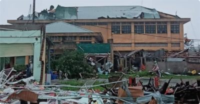 Lốc xoáy tàn phá thị trấn Cửa Việt trước khi bão Noru tiến vào