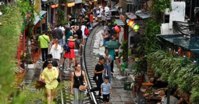 Cục Đường sắt đề nghị Hà Nội dẹp bỏ “phố cà phê đường tàu”