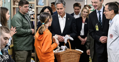 Ngoại trưởng Mỹ bất ngờ tới Kyiv, tiết lộ thêm 2 tỷ đô la viện trợ khi đi thăm trẻ em Ukraine bị thương vì bom đạn