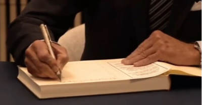 Video: TT Biden sao chép ‘lá bài’ viết sẵn vào sổ chia buồn dành cho Nữ hoàng Elizabeth II