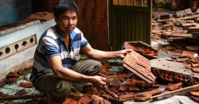 Nhà sập sau tiếng động lớn, 2 vợ chồng may mắn thoát chết trong đêm bão Noru