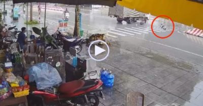 Video: Người đàn ông thoát nạn ‘khó tin’ khi chạy xe máy chui qua gầm ôtô