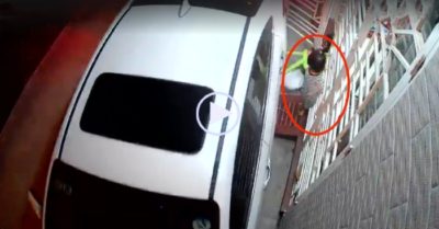 Video: Ôtô lùi trong ngõ ủi bay bộ bàn ghế, hai em nhỏ thoát nạn