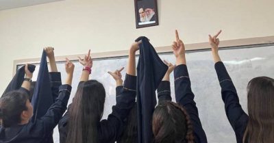 Vì sao phụ nữ Iran đồng loạt vứt bỏ khăn trùm đầu?