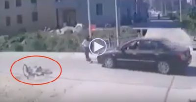 Video: Cô gái đứng vững sau va chạm với ôtô ở ngã tư