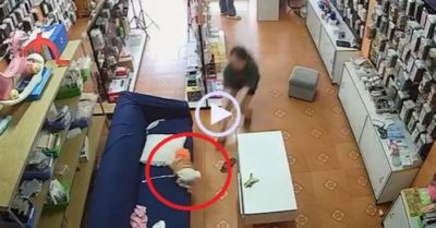 Video: Mẹ lao như một cơn gió kịp thời đỡ con thoát cú ngã đau