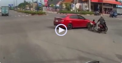 Video: Ấm lòng trước hành động tài xế ôtô chạy chậm, dìu người ngồi xe lăn qua đường