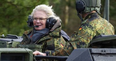 Vũ khí cho Ukraine: Nước Đức buộc phải hy sinh Bộ trưởng Quốc phòng