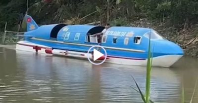 Video: Nông dân biến máy bay thành thuyền máy lướt nhẹ trên sông