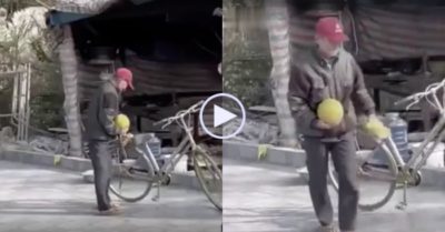 Video ấm áp: Ông đạp xe mang quà đến cho cháu nhỏ