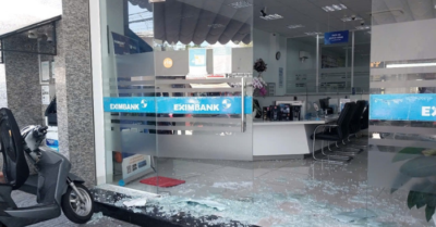 Vũng Tàu: Nam thanh niên đạp vỡ cửa kính, xông vào cướp ngân hàng giữa trưa