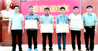 Xã Phương Thiện tuyên dương 5 người cứu cháu bé đuối nước