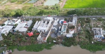 Giông lốc tàn phá miền Tây, hàng trăm nhà bị sập