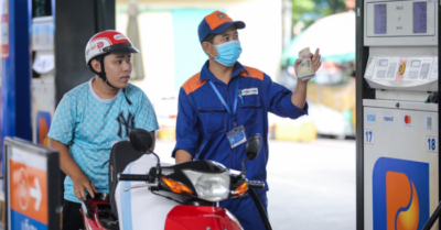 Giá xăng E10 thấp hơn RON95 khoảng 350 đồng/lít
