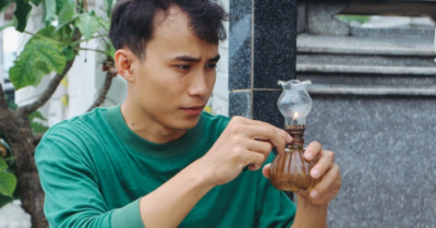 Gen Z trông mộ nghĩa trang gây bão mạng