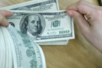 Giá USD tăng cao kỷ lục, lãi suất tiền đồng tiếp tục leo thang