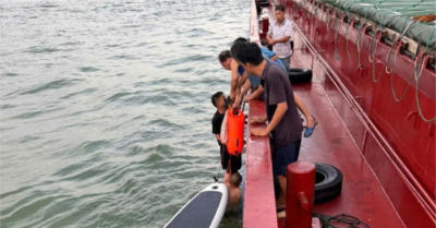 Hai cha con bị sóng cuốn trôi hơn 13 giờ trên biển, may mắn được tàu VINASINE 555 cứu sống