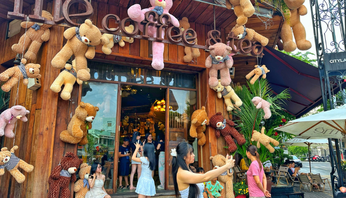 Gấu bông phủ hồng quán cà phê