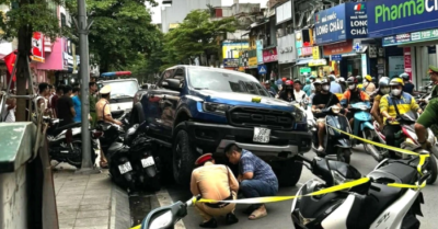 Xe bán tải tông 7 xe máy ở Hà Nội
