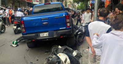 Tài xế bán tải tông loạt xe máy trên phố Khâm Thiên khai gì với công an?