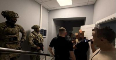 Ukraine khám xét và bắt loạt quan chức chống tham nhũng, nghi làm gián điệp cho Nga