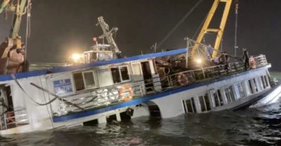 Tàu Vịnh Xanh 58 được kéo vào bờ, thêm 3 thi thể, tổng 38 người tử nạn