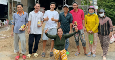 Chàng trai An Giang mua cua hoàng đế, tôm hùm đãi thợ hồ