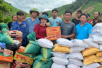 Nghĩa tình biên giới: Người Nghệ An hàng  cứu trợ cho dân Lào gặp nạn