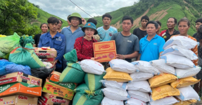 Nghĩa tình biên giới: Người Nghệ An hàng  cứu trợ cho dân Lào gặp nạn