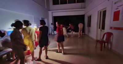 Chung cư Hà Nội bị cô lập vì ngập lụt: Hàng xóm xuyên đêm nấu cháo, xôi, gà luộc tiếp tế