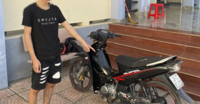 Vừa dựng xe máy trước quán ăn, chớp mắt đã “không cánh mà bay”