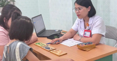 Báo động đỏ: Trẻ co giật, lẩm bẩm vì xem điện thoại quá nhiều