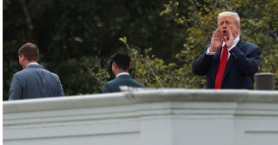 Ông Trump khảo sát mái Nhà Trắng để chuẩn bị xây phòng khiêu vũ dát vàng xa hoa