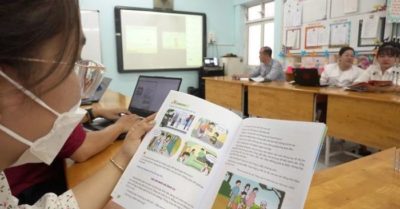 Sách giáo khoa cũ tiếp tục được dùng trong năm học 2025-2026