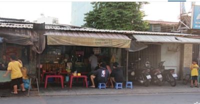 Bố đơn thân bán bánh xèo nuôi hai con tự kỷ, từ chối nhận tiền hỗ trợ
